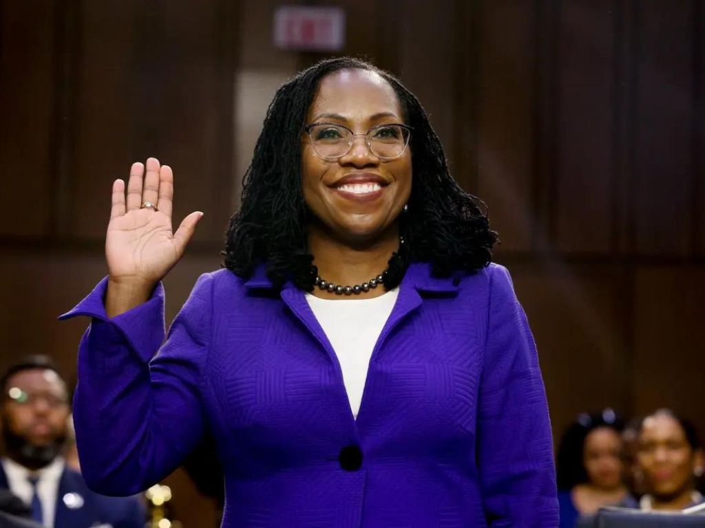 Ketanji Brown JacksonElla es una abogada y jurista que se ha desempeñado como jueza federal en la Corte de Apelaciones de los Estados Unidos. En febrero de este año, el presidente Joe Bidden la nominó para convertirse en jueza asociada de la Corte Suprema del país. Si llegara a ocupar el puesto, Ketanji Brown Jackson sería la primera mujer afroamericana en hacerlo.