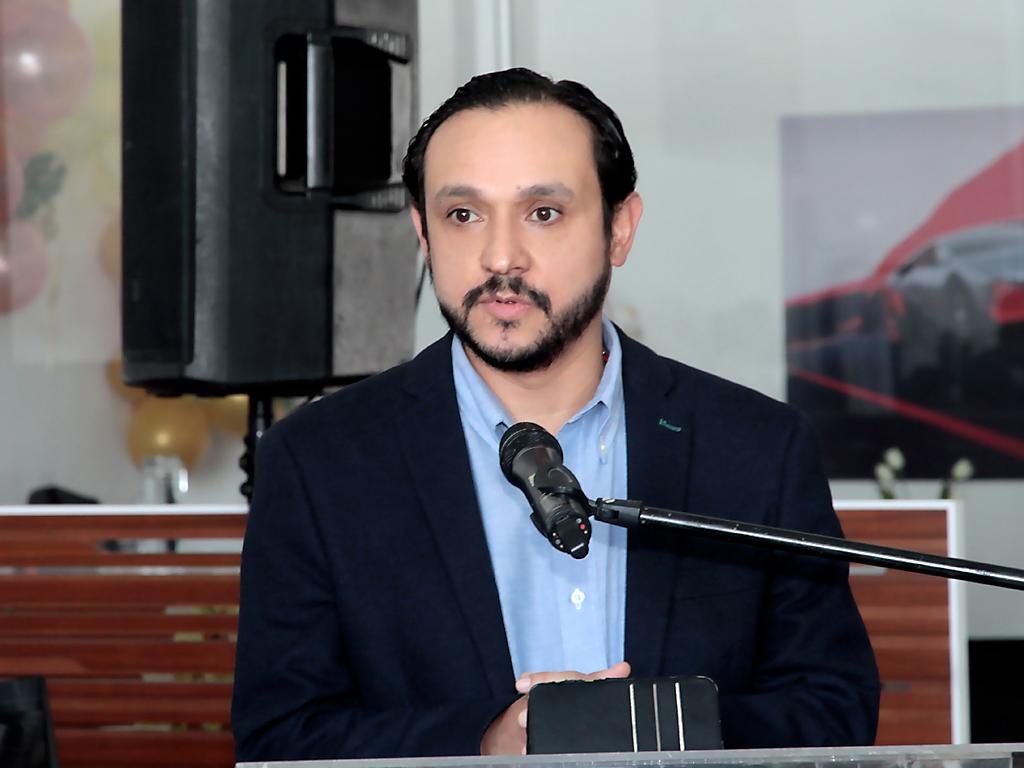 Luis Urrutia, representante de Elf.