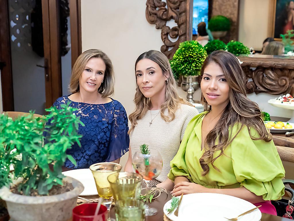 Erika Segovia De Méndez con Erika y Alejandra Espinoza. 