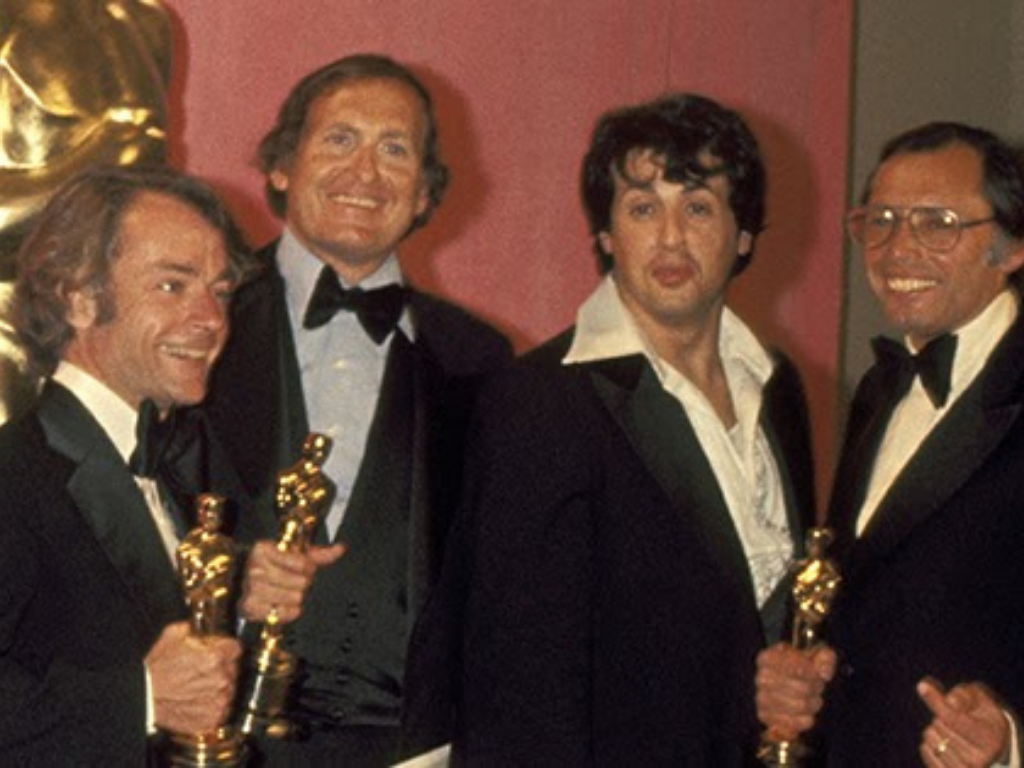 Rocky.Muchas especulaciones salieron a la luz debido al gane en 1976 de Rocky en las categorías a Mejor Dirección, Mejor Montaje, Mejor Actor y Actriz, y Mejor Guion Original; pero lo que dejó realmente sorprendida al público fue su éxito rotundo como Mejor Película, pues todo apuntaba a que se lo llevaría ‘’Taxi Driver’’ a causa de la excelente interpretación de Robert De Niro. ¿Qué habrá sucedido?