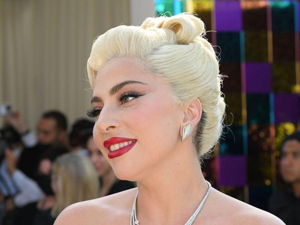 La cantante de ‘’Bad Romance’’ asistió a este evento en honor al cariño por Elton John, sin embargo, ciertos rumores mencionan que no le agradó para nada ser exiliada de la lista de los nominados en los premios Óscar. Todos dábamos por hecho que ‘’The House of Gucci’’ estaría dentro de los ganadores. ¿Qué piensas?