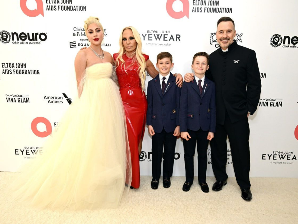 Con otra de las personalidades que posó Lady Gaga fue Donatella Versace, quien también se veía increíble con su vestido rojo en latex. 