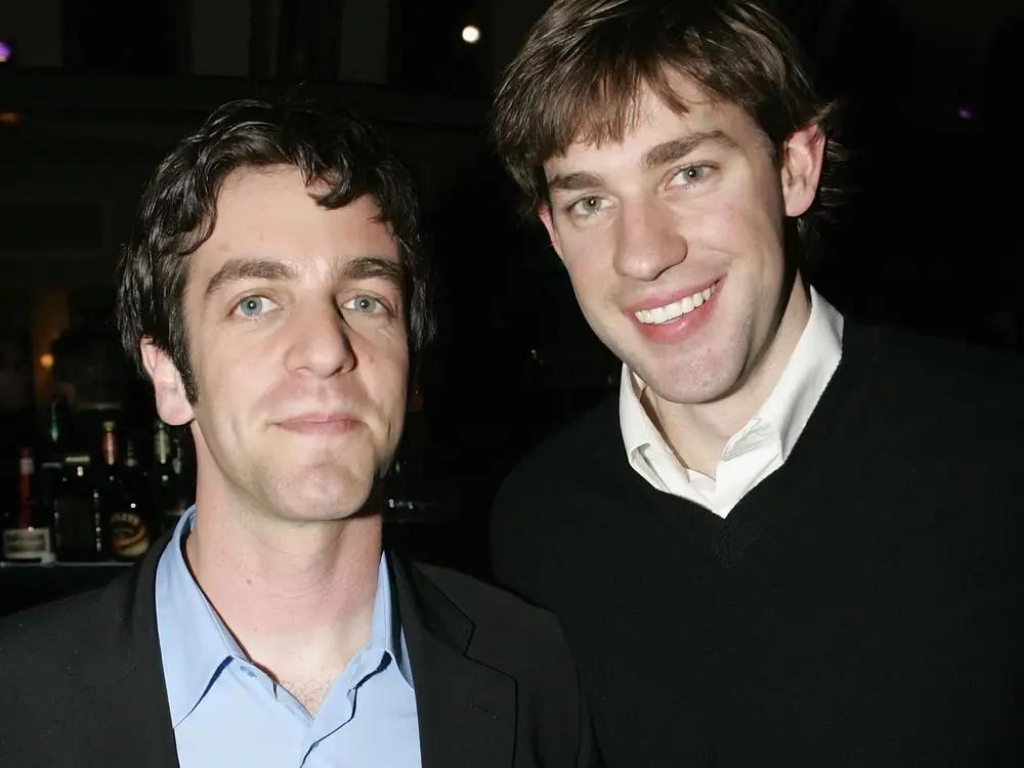 AMIGOS DESDE LA INFANCIAJohn Krasinski y BJ Novak provienen del mismo pueblo de Massachusetts, estaban en el mismo equipo de béisbol e incluso fueron compañeros en la secundaria. 