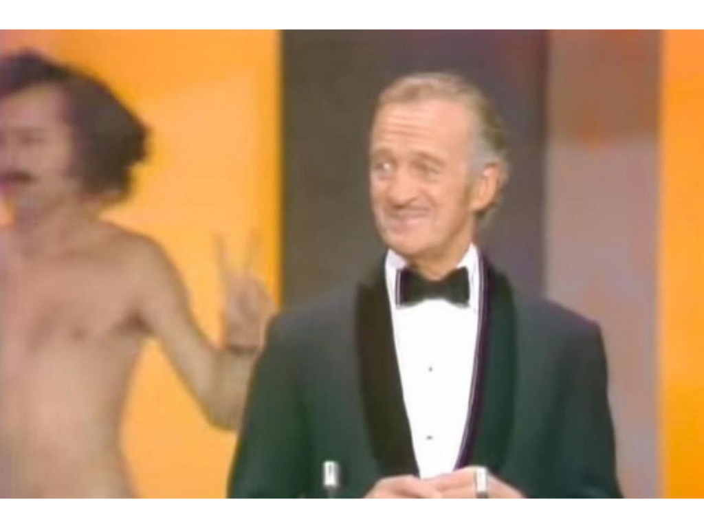 ExhibicionismoEn 1974 Robert Opel, un comprometido defensor de los derechos humanos y la igualdad, decidió asistir a la gala totalmente desnudo, según sus pensamientos para reivindicar la comunidad gay.