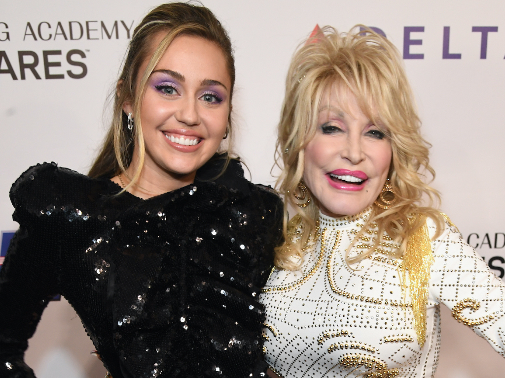 La familia de Miley Cyrus aparece en la serieDurante las grabaciones, Cyrus quiso tener a su familia cerca, y es por ello que los tomaron en cuenta para ser parte del show. Por si aun no lo sabían, su padre en la serie también lo es en la vida real. Además, su hermana menor, Noah Cyrus, apareció en seis episodios diferentes. Brandi Cyrus, su hermano, salió como guitarrista de la banda. Finalmente, Dolly Parton también apareció y a su vez es su madrina.