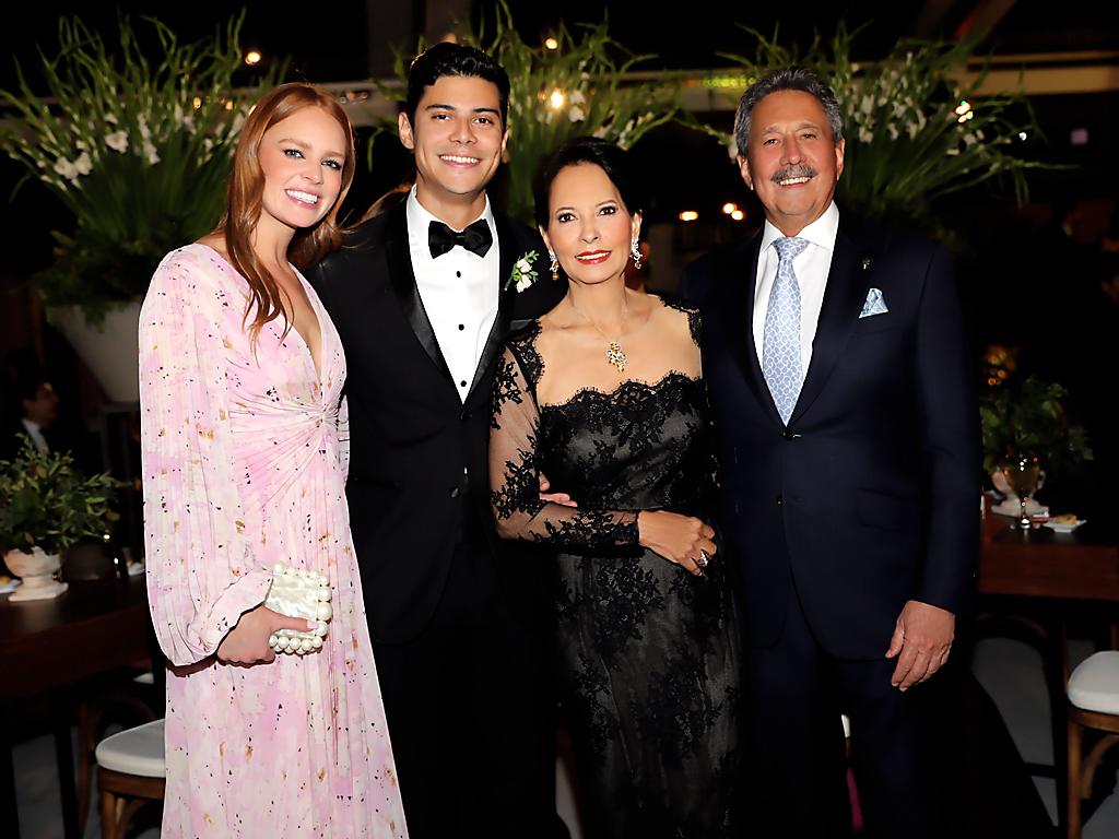 Natalie Johnston, Eduardo Maradiaga con Nan y Pammie Marinakys 