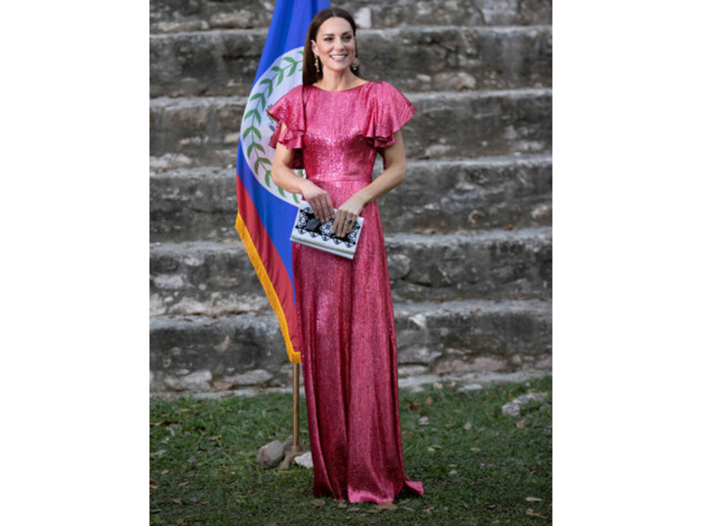 La duquesa portó un vestido rosa metálico de The Vampire’s Wife que le quedaba fenomenal durante la recepción que hizo el gobierno de Belice en las ruinas mayas de Cahal Pech. También llevó unas sandalias de Jimmy Choo.