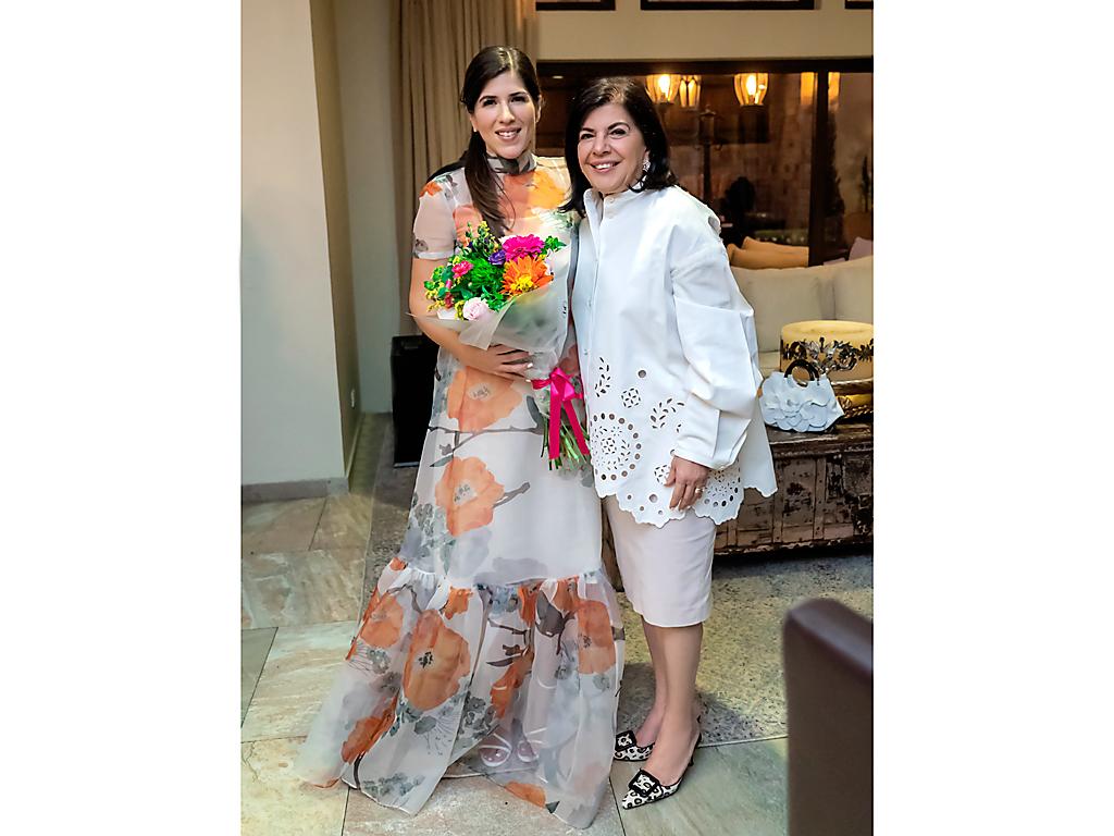 Adela Castillo y Julliet Handal de Castillo. 