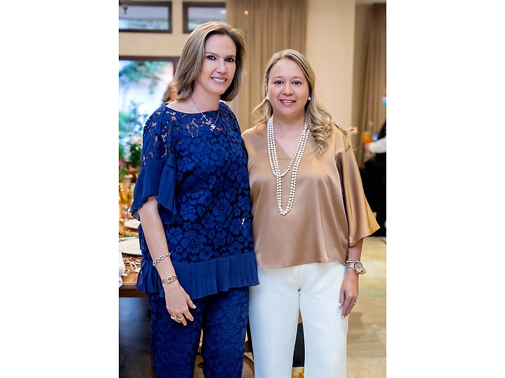 Erika Segovia De Méndez y Angie.