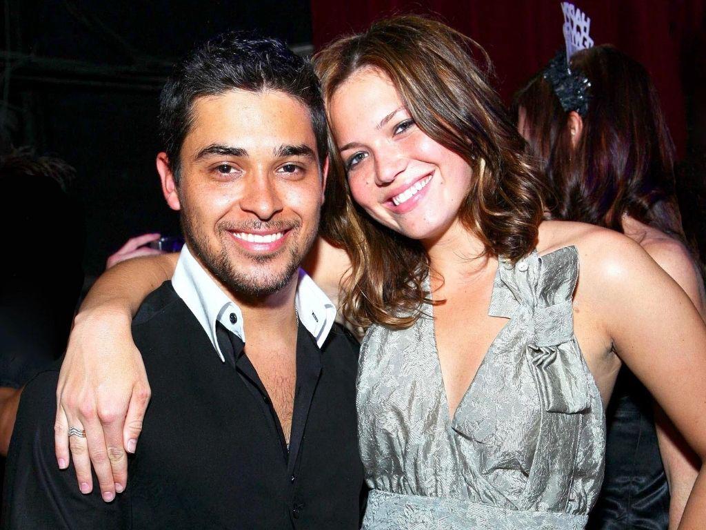 Wilmer Valderrama y Mandy Moore.