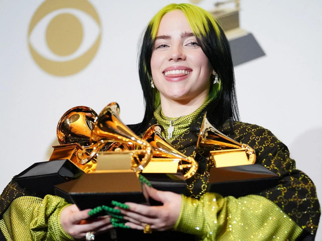 Billie Eilish se convirtió en la primera artista en ganar las cuatro categorías más importantes de la noche en los Premios Grammy 2020: Grabación del Año, Álbum del Año, Canción del Año y Mejor Artista Nuevo, todo esto con 18 años. Desde entonces, ha ido recolectando Grammys como gemas del universo.