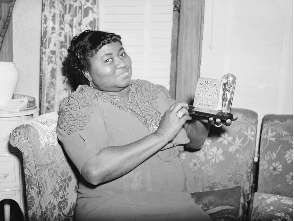 Racismo y discriminaciónHattie McDaniel siempre va ser popular por haber logrado una estatuilla siendo de origen afroamericana, algo que en aquella época era algo difícil, y peor si eras mujer. Pero la discriminación esta vez era segregacionista, pues ella y su acompañante tuvieron que sentarse en una mesa bastante separada ubicada al final de la sala.