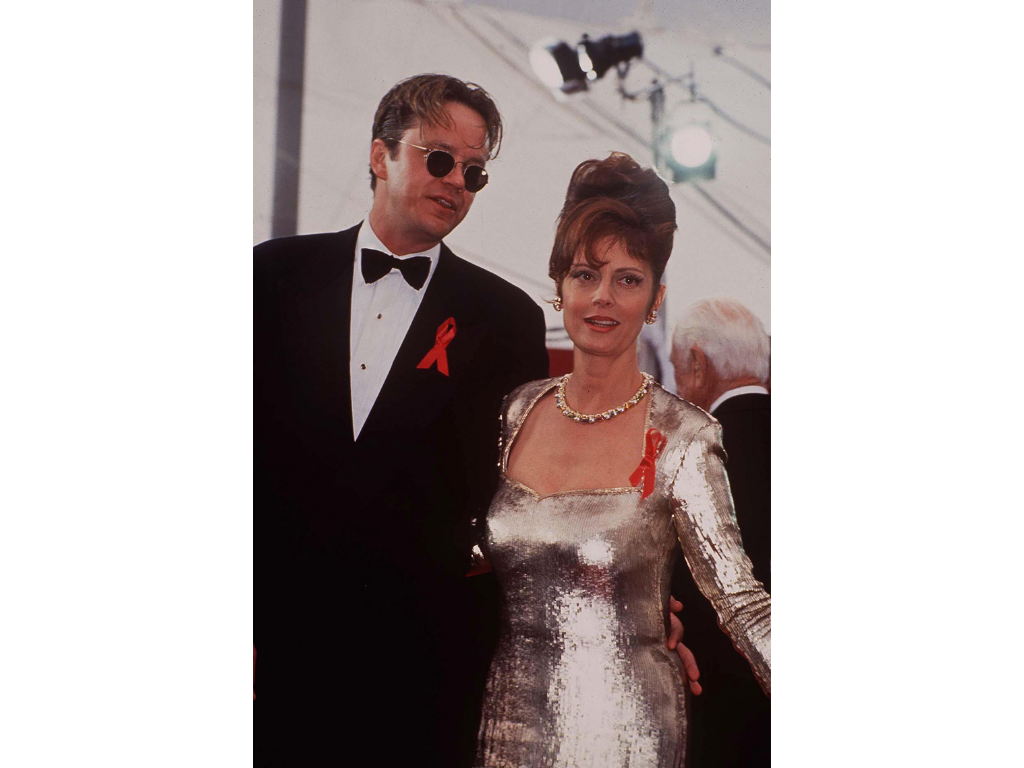 Fuera de guionSusan Sarandon y Tim Robbins fueron dos de los elegidos para entregar las estatuillas en 1993, pero ambos tomaron la decisión de salirse del guion para comunicar y pedir la acogida en Estados Unidos de los haitianos enfermos de SIDA aislados en la base norteamericana de Guantánamo. El organizador de la ceremonia en ese entonces, Gil Gates, les vetó la participación a ambos en futuras premiaciones.