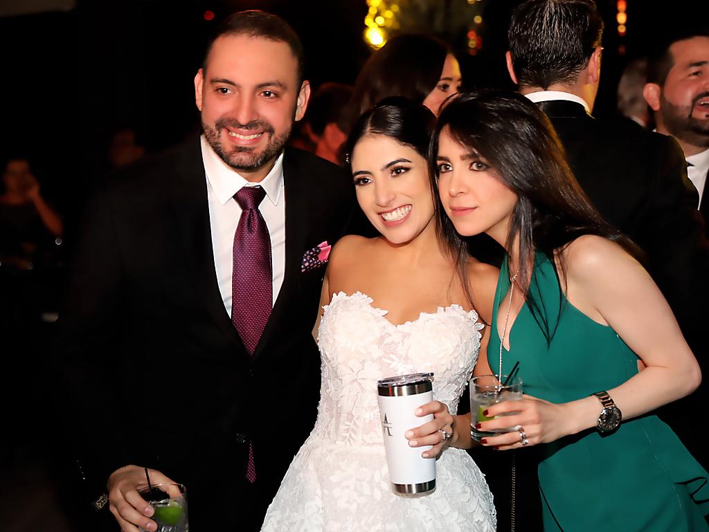 La novia con Luis Felipe y Sofia Kunkar 