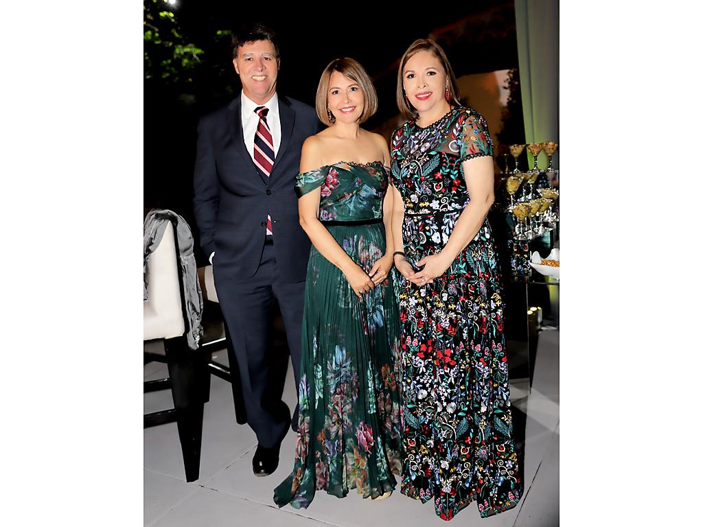 Constatino y Karla Barletta con Anabel Valenzuela