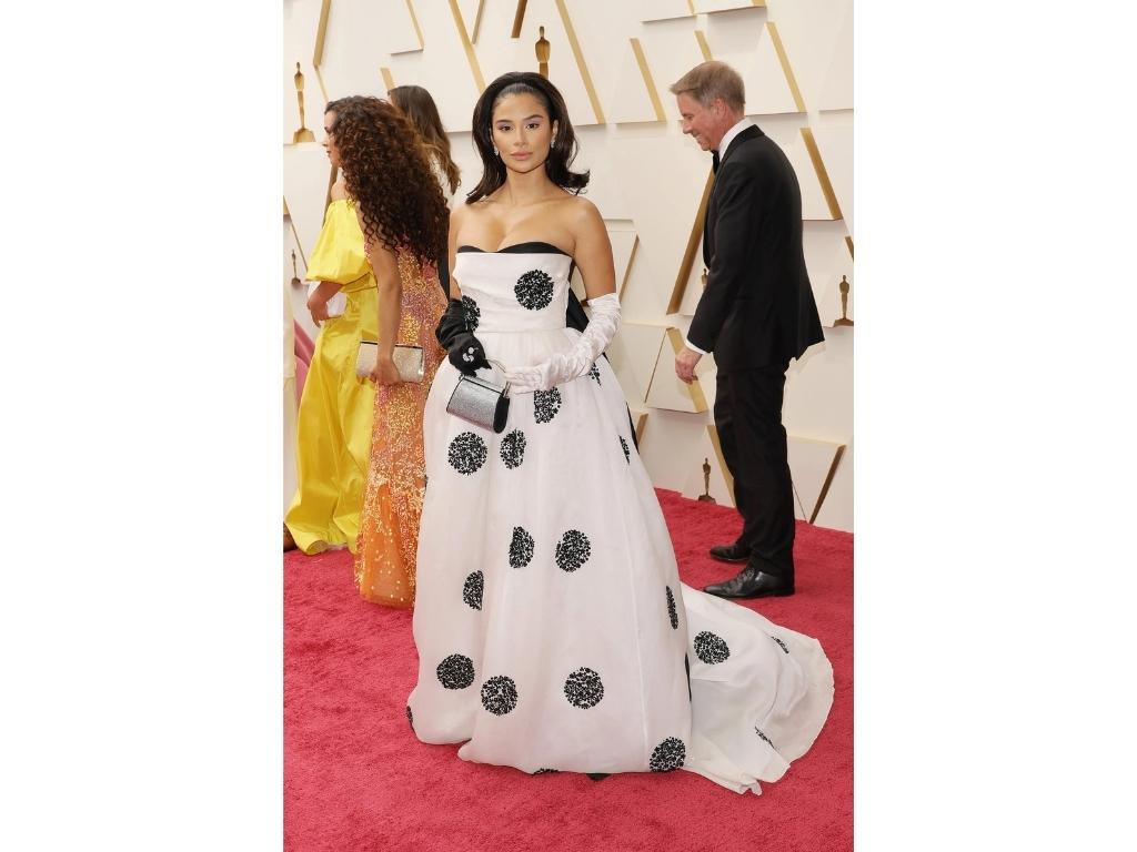 Diane Guerrero vistiendo Fendi