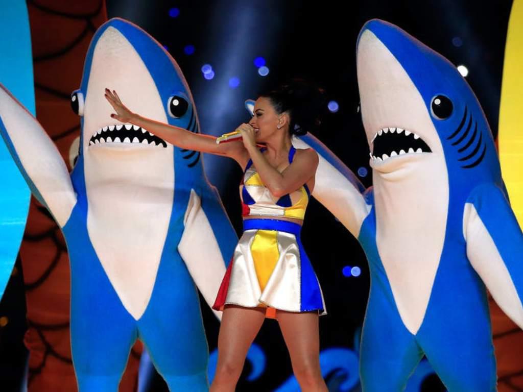 Luego cambió su vestuario a algo más playero para interpretar Teenage Dream y California Gurls, acompañada de dos simpáticos tiburones para su coreografía. 