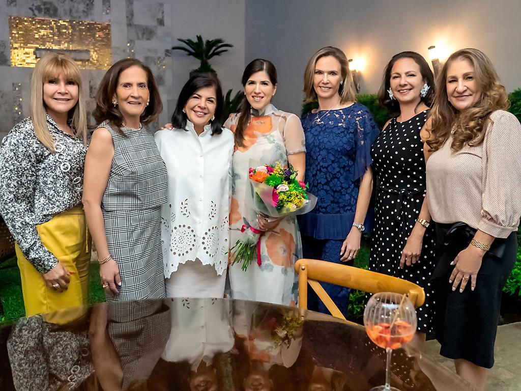 Nelly Handal, Marina Ilsaca, Julliet Handal de Castillo, Adela Castillo, Erika Méndez, Ligia Herrera y Odet Dacaret.