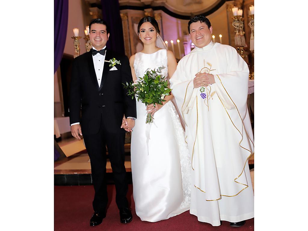 Carlos y Daniela Zelaya con el Padre Cecilio Rivera