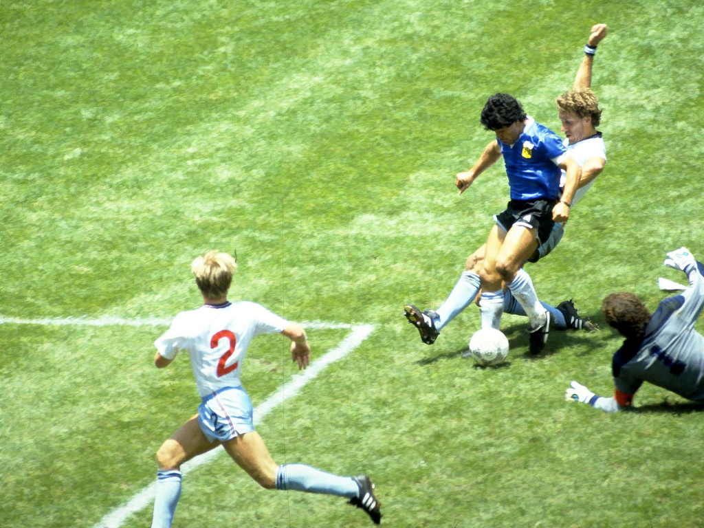 Gol del siglo“¡Golazo! ¡Diegol! ¡Maradona! Es para llorar, perdónenme... Maradona, en una corrida memorable, en la jugada de todos los tiempos...”, dice parte de la narración legendaria de Víctor Hugo Morales luego de ver que Argentina se enfrentaba a Inglaterra y su capitán Maradona recorriera más de medio campo, eludir a seis rivales y finalmente anotar. ¡Qué crack!