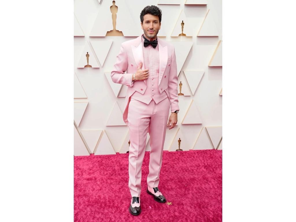 Sebastián Yatra vistiendo Moschino