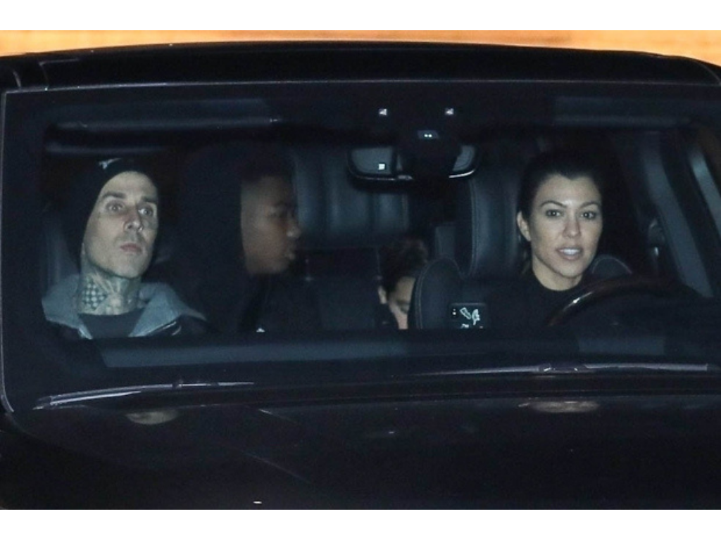 A cenar en familiaPoco a poco se fueron juntando las piezas y en febrero de 2019 las estrellas fueron captadas cuando se dirigían a cenar con Mason, el hijo de Kourtney.