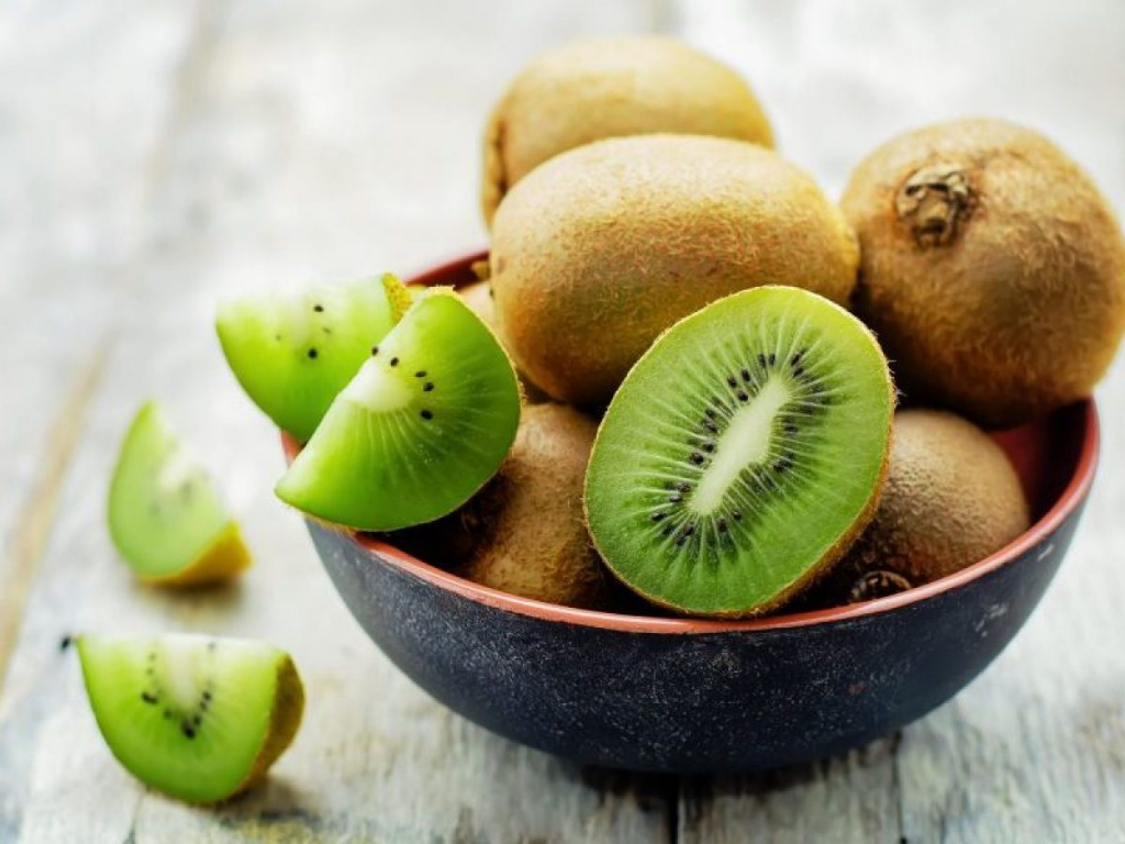 El kiwi es una fruta diurética, rico en fibra que aporta antioxidantes como la luteína, que protegen y cuidan las arterias. Consumirlos ayuda a reducir la hipertensión. 