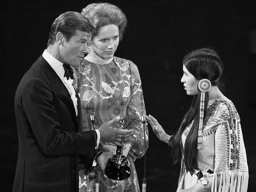 ¿Una nativa americana?Marlon Brando decidió rechazar su premio en 1972, algo que nadie se esperaba. Lo ganó por su papel en El Padrino, pero él no asistió a la gala y en su lugar envió a una nativa americana llamada Sacheen Littlefeather, quien pasó adelante y, entre abucheos, dijo que lamentablemente Brando rechazaba el premio. ¿La razón? Fue una protesta en representación de los nativos en Hollywood.