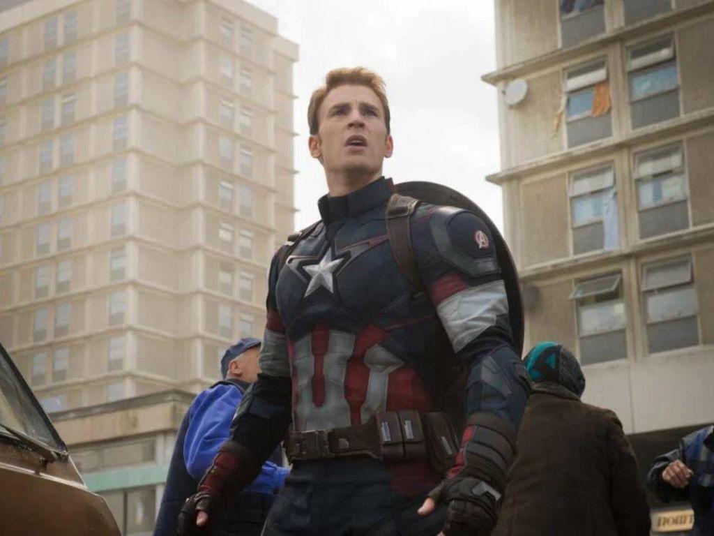 Si bien hay personajes que no podemos permitir que sean interpretados por alguien más, tal es el caso de Chris Evans en el Capitán América, lo que no sabías es que él rechazó el papel hasta tres veces pues no estaba seguro de tomar esa responsabilidad y temía por cómo iba a afectar la fama en él. Los encargados de convencerlo fueron Scarleth Johansson y Robert Downey Jr. ¡Qué buena decisión!