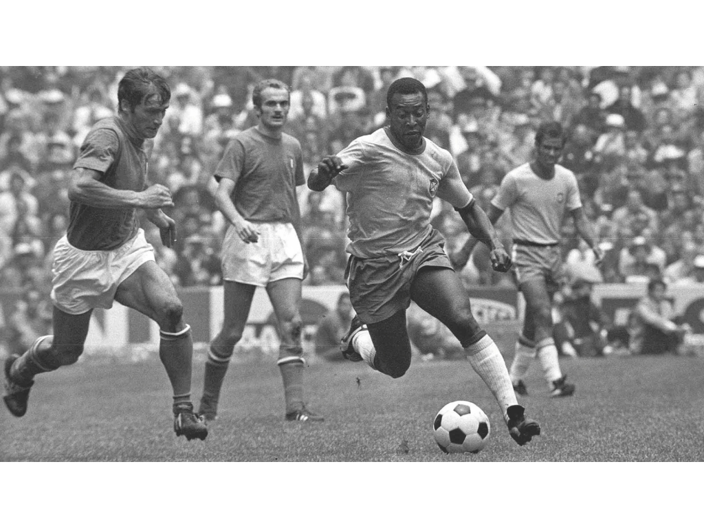 El primero del reyEn la World Cup de 1958 un joven de 17 años llamado Edson Arantes do Nascimento, o Pelé, convirtió su primer gol en la clasificación a Brasil a semifinales. Tenemos que recordar que Pelé es el segundo jugador con más goles en la historia del fútbol.
