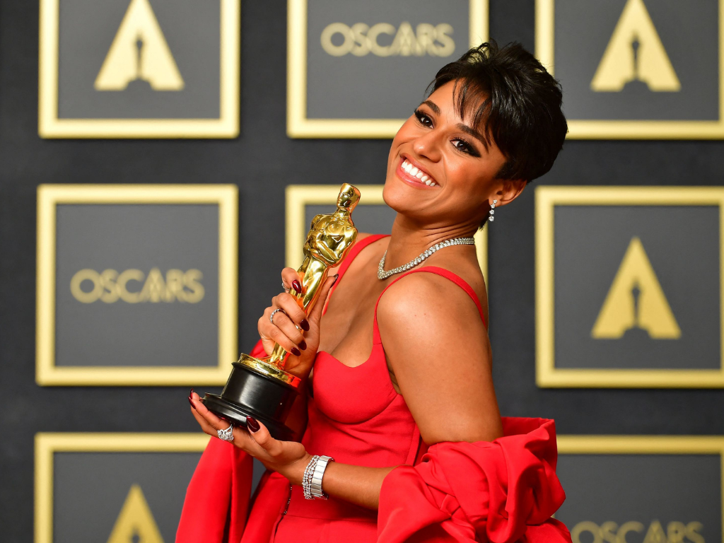 Ariana DeBoseEsta actriz hizo historia en los Premios Óscar 2022 por dos cosas: primero, por volverse la primera mujer afrolatina y de la comunidad LGBT+ en ganar el premio a Mejor Actriz de Reparto por su papel de Anitta en ‘’West Side Story’’; segundo, por ser la primera actriz en ganar el mismo premio por la misma interpretación en la historia. Rita Moreno obtuvo el mismo galardón en 1953 por su rol de Anitta en la versión original de la cinta. 