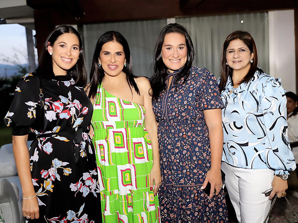 Nicole , Sandra , Karina y Monica Mourra