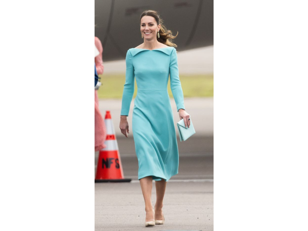 En su llegada a las Bahamas para asistir a una reunión con el primer ministro del país, lució un vestido azul turquesa en corte midi de la diseñadora Emilia Wickstead. 