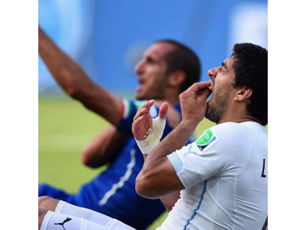 Drácula SuárezEn la Copa Mundial de Brasil 2014, Uruguay se enfrentó a Italia, ganó el partido y clasificó a octavos de finales. Sin embargo, el highlight del partido fue cuando el uruguayo Luis Suárez mordió al italiano Giorgio Chiellini, acción que fue sancionada por la FIFA y fue objeto de burla de todos.