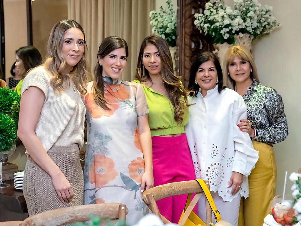Erika Espinoza, Adela Castillo, Alejandra Espinoza, Julliet Handal de Castillo y Nelly Handal.