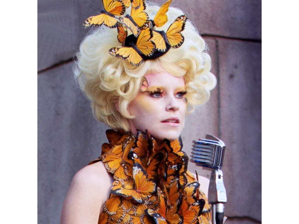 Elizabeth Banks, quien interpretó a Effie, confesó que su vestuario favorito en la serie fue el vestido de mariposas monarca. Las mariposas estaban hechas a base de plumas y pintadas a mano para que lucieran como mariposas reales.