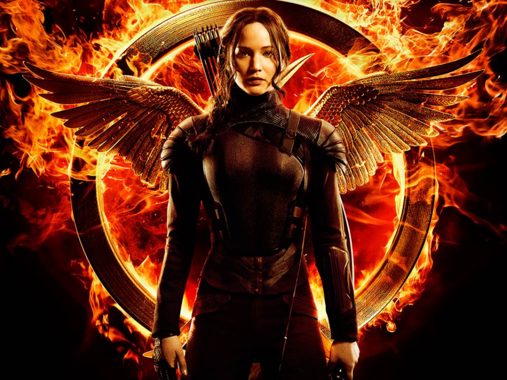 ¿Cómo olvidar los Juegos del Hambre? Esta saga de películas nos mantuvo llenos de admiración por su caótica, desconsolante e intrigante historia de principio a fin. Basadas en la trilogía de Suzanne Collins, las cintas nos introdujeron a un mundo postapocalíptico, en donde cada año 24 niños y adolescentes son escogidos para los Juegos del Hambre, una competencia en el que solo uno podrá sobrevivir. Sabemos que quedaste enamorado por Katniss, Peeta, Gale, Haymitch, Effie y Finnick, por eso te presentamos una fotogalería de algunos datos que tal vez no conozcas de la película. 