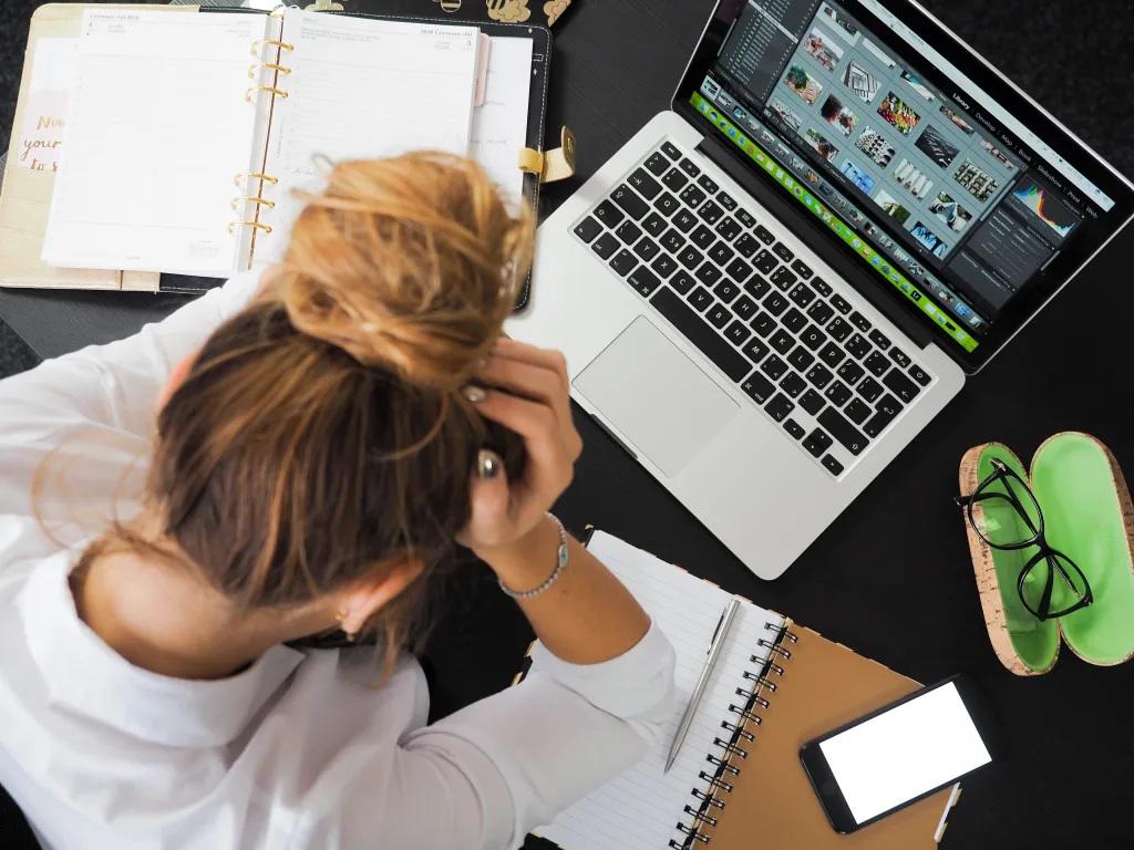 Aunque trabajar a control remoto ofrece más flexibilidad y libertad, la falta de contacto social puede hacer que algunos empleados se sientan aislados, es necesario cuidar el bienestar emocional. Aquí te brindamos 5 tips para superar la depresión 