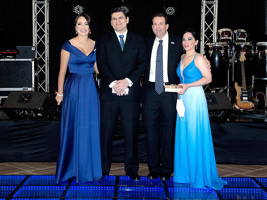 Jenny Mains, Miguel Zapata, Ronnie Mains y Karem Márquez.