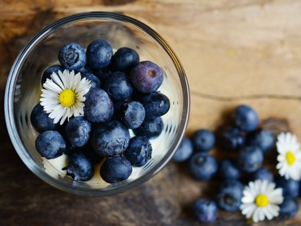 Consumir una ración a la semana de arándanos reduce en un 10% el riesgo de hipertensión. Asimismo, este contiene un tipo de flavonoides con propiedades cardioprotectores.