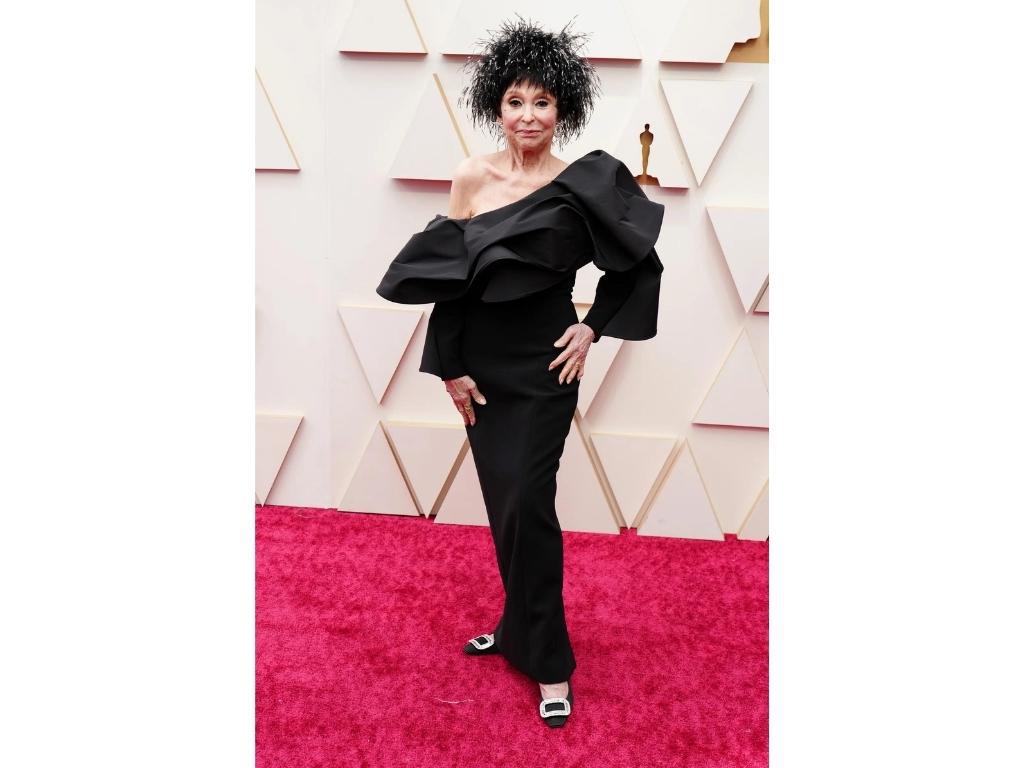 Rita Moreno vistiendo Carolina Herrera