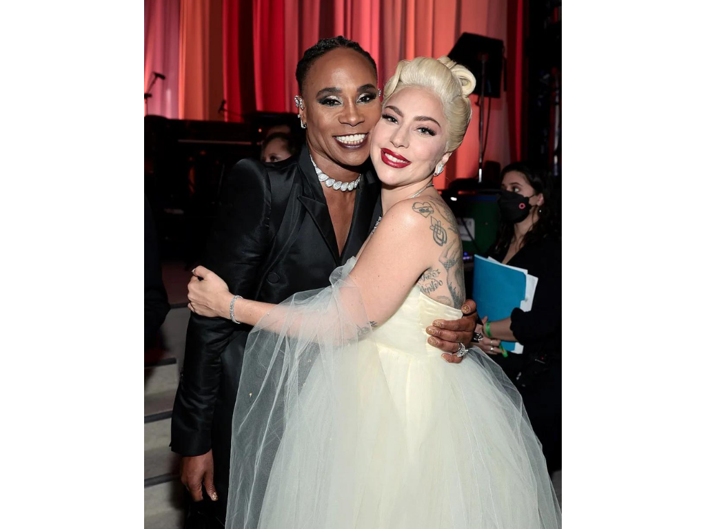 Gaga también posó con el actor Billy Porter, quien lució deslumbrante con un traje negro acompañado de una gargantilla de diamantes y un maquillaje de ojos brillante.