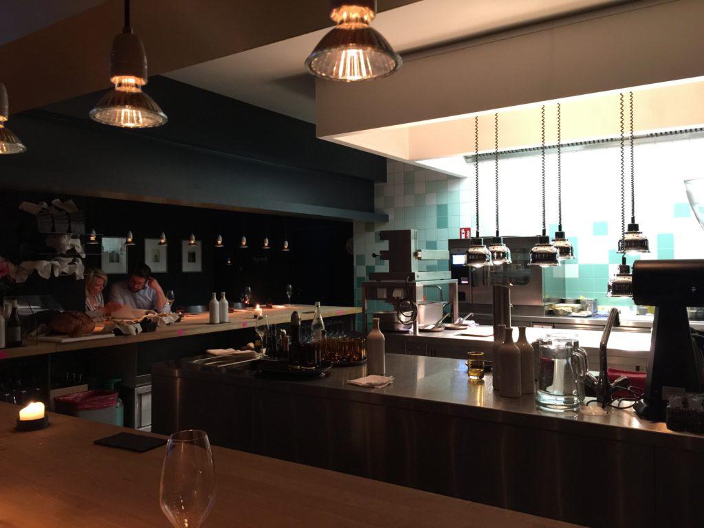 43. Nobelhart &amp; Schmutzig es un restaurante de alta cocina ubicado en Berlín, Alemania. Fundado por el chef Micha Schäfer y el anfitrión Billy Wagner, el restaurante es conocido por su enfoque en la cocina de origen local y sostenible, ofreciendo una experiencia gastronómica única centrada en ingredientes regionales y de temporada.