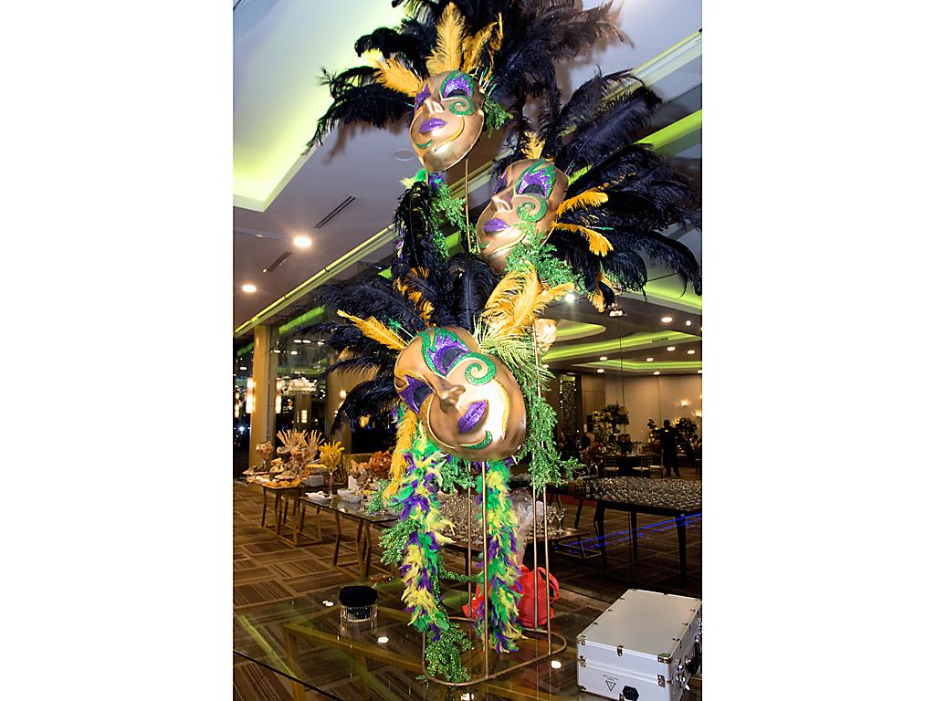 El equipo de Jacqueline Cabrera recreó una atmosfera festiva estilo Mardi gras, integrada sobre las mesas redondas vestidas con mantelería de colores con sillas Tiffany.
