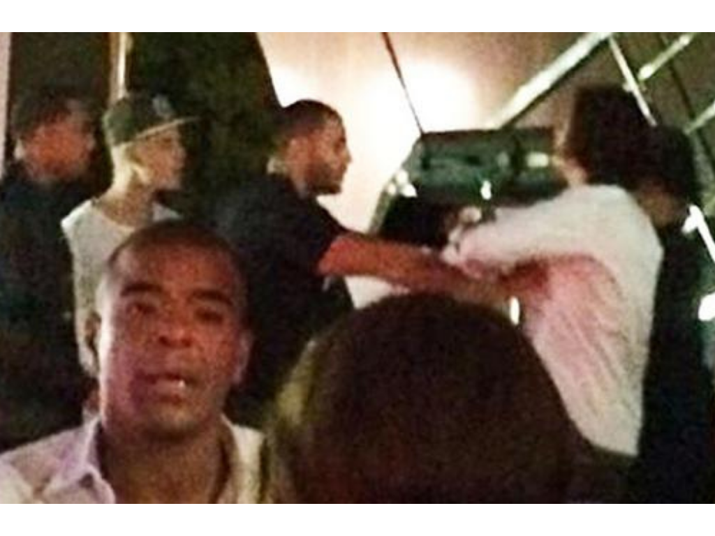 Orlando Bloom y Justin Bieber.Uno de los motivos más frecuentes para que se inicie una pelea entre famosos son los celos, y este caso no es la excepción. Un restaurante ibicenco fue testigo del altercado entre el Orlando Bloom y Justin Bieber, ambos se encontraban en un estado de ebriedad y la rivalidad inició por unos coqueteos entre sus parejas. Orlando a Selena y Justin a Miranda Kerr, estos únicamente llegaron a empujones, pero fue suficiente para que los clientes se espantaran, entre ellos estaba Paris Hilton. 