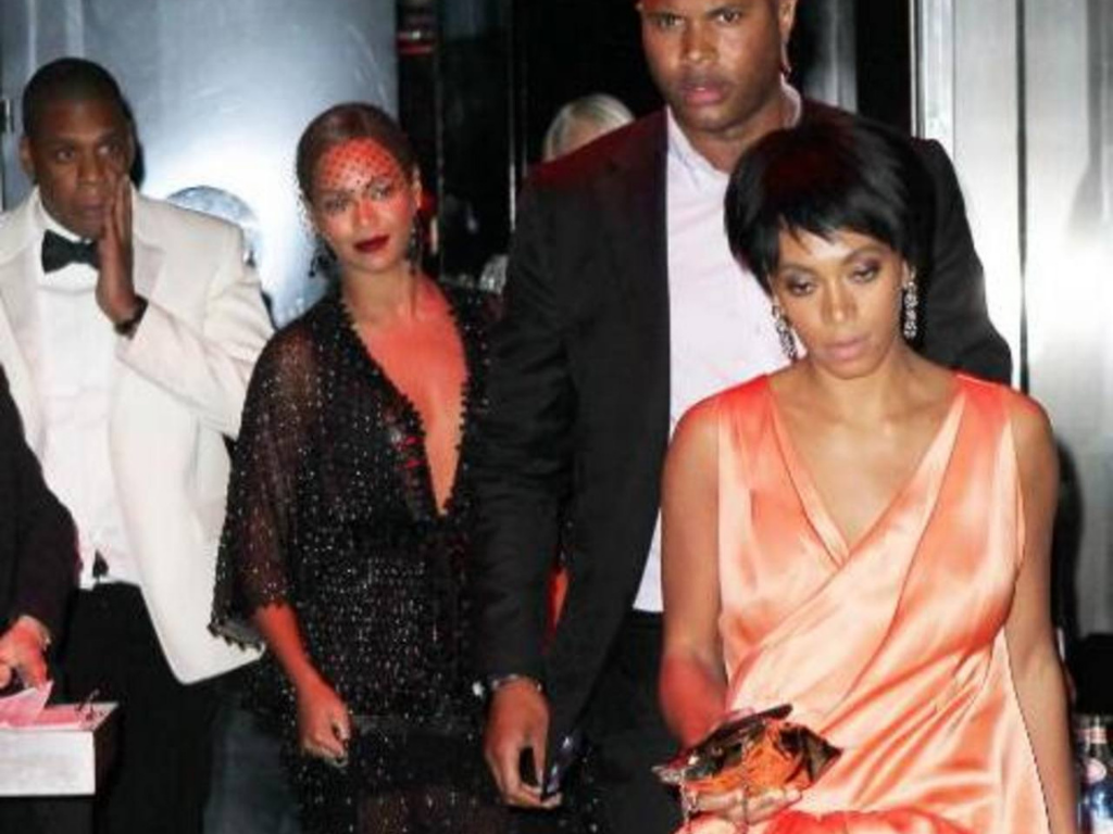 Solange Knowles vs Jay Z.Después de la Met Gala 2014, las cámaras en el elevador del evento captaron a Solange tirando patadas y golpeando a su cuñado. Aunque hasta el sol de hoy no se saben los motivos de la furia de la hermana de Beyoncé, los rumores dicen que fue porque Jay Z le fue infiel a la cantante esa noche. No obstante, Knowles y Carter manifestaron en un comunicado que solo fue un problema familiar. 