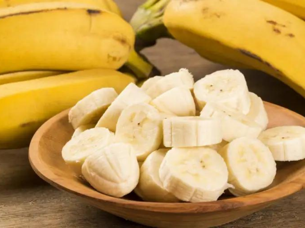 Un banano contiene 12% de potasio, perfecto para que puedas consumirlo como una merienda.