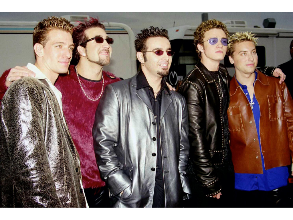 Los 2000 regresan: todo lo que te recuerde a la adorada banda de los Backstreet Boys estará en tendencia. El estilo de los 2000 no solo se apoderó de las mujeres, sino que también llega para los hombres. 