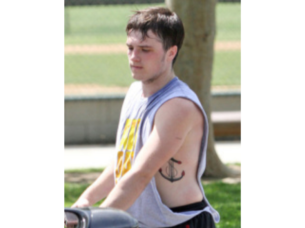 Los profesionales en maquillaje tardaban más de una hora y media para cubrir los tatuajes de Josh Hutcherson, el actor que interpreta a Peeta Mellark.