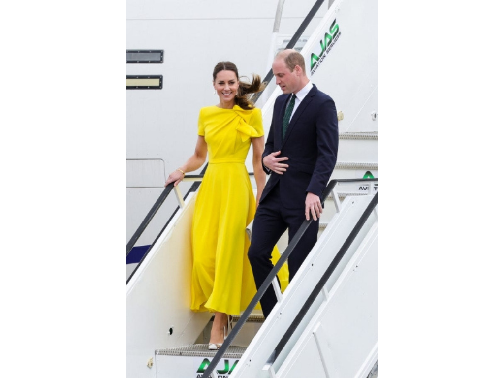 Llegó luciendo espectacular al aeropuerto de Jamaica con un vestido amarillo de corte midi de la firma Roksanda. 